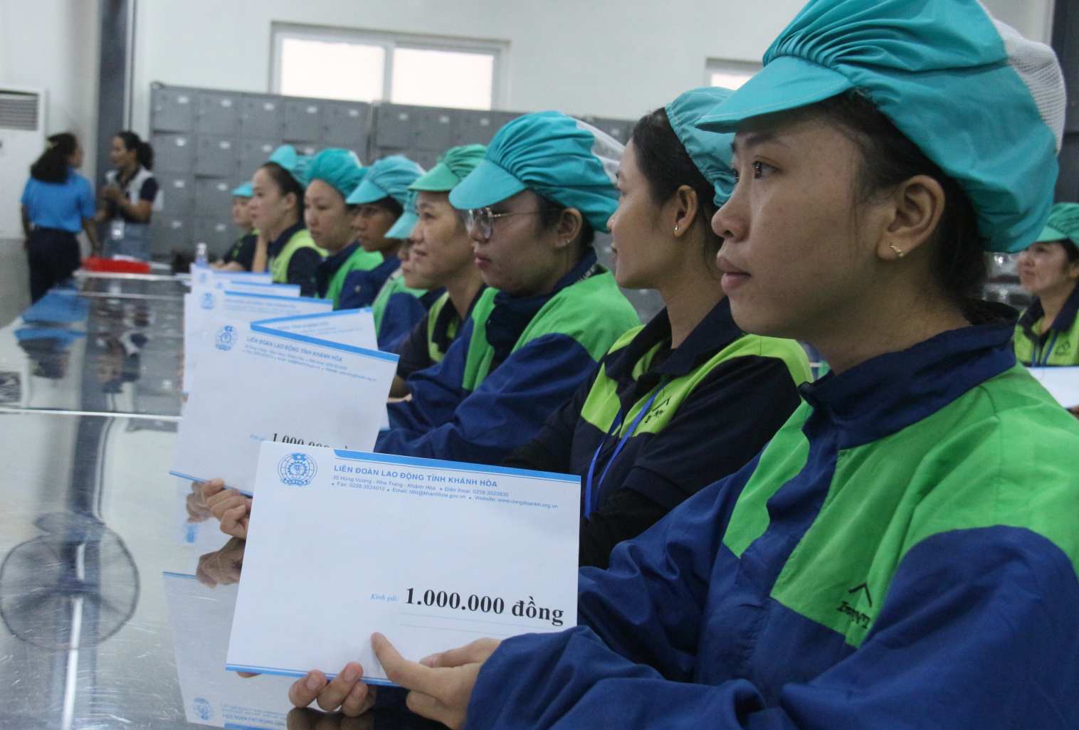 Đoàn viên CĐCS Công ty TNHH Innoflow NT phấn khởi với món quà thiết thực từ công đoàn. Ảnh: Phương Linh