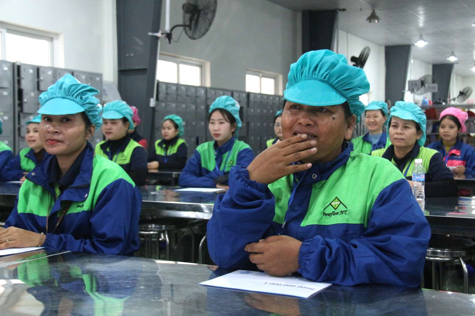 Đoàn viên khó khăn xúc động khi nhận 1 triệu đồng tiếp sức từ LĐLĐ tỉnh Khánh Hòa trong Tháng Công nhân. Ảnh: Phương Linh