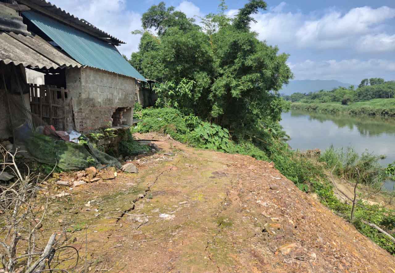 Gia đình bà Thìn đã tốn hơn 100 triệu đồng đổ đất san lấp bù vào phần đã bị sạt lở cuốn xuống sông. Ảnh: Trần Tuấn
