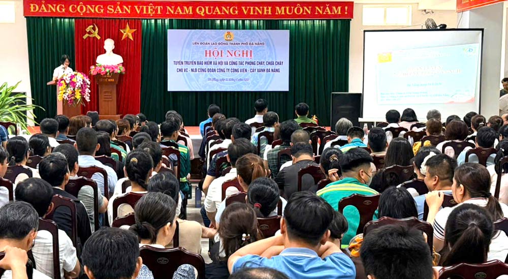 City Social Insurance coordinates with Da Nang City Labor Federation to organize a conference to propagate and disseminate policies and laws to nearly 600 union members and workers of the Green Park Company Trade Union. Photo: Tuong Minh