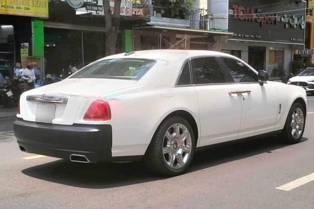 El Rolls-Royce Ghost aparece en las calles de Đắk Lắk con un exterior que combina dos tonos especiales. Foto: Minh Nguyễn