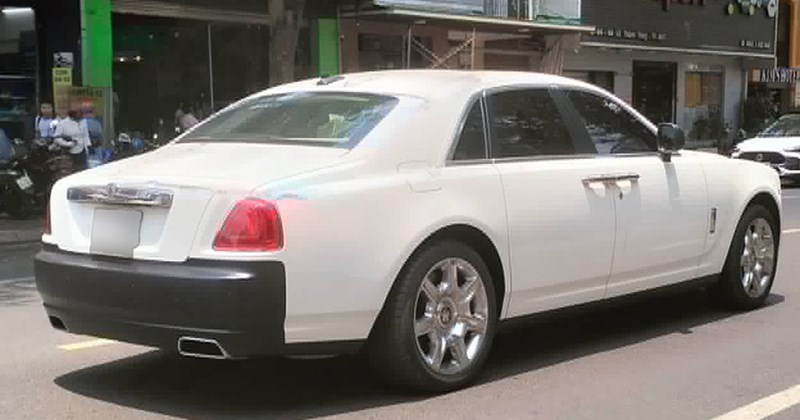 Chiếc Rolls-Royce Ghost hai tông màu lạ mắt xuất hiện tại Đắk Lắk