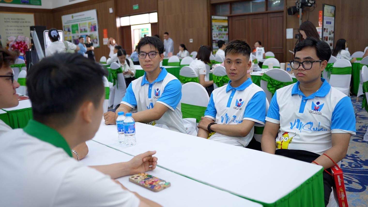 Students approach nearly 6,000 job positions at special day
