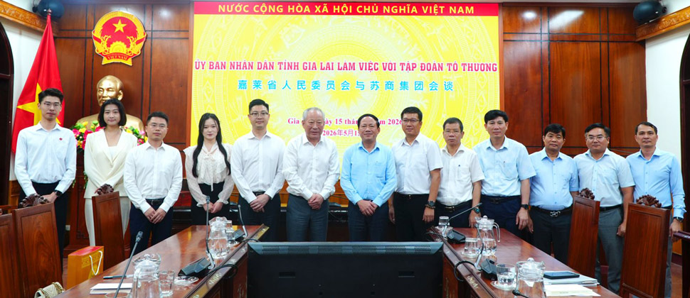Gia Lai Provincial People's Committee takes souvenir photos with the To Thuong Group delegation. Photo: Kim Loan