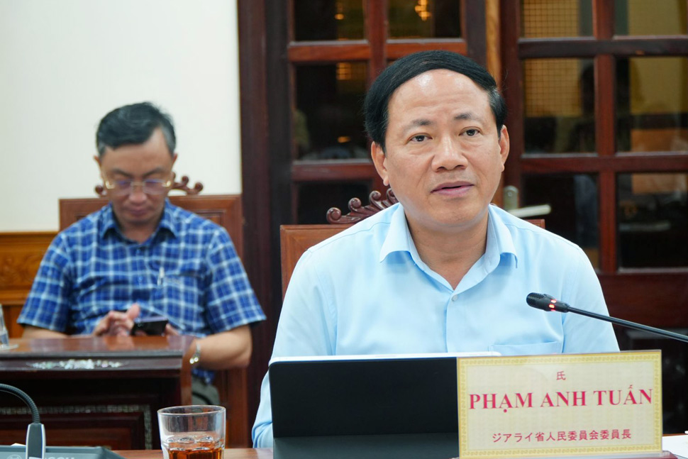 Chủ tịch UBND tỉnh Gia Lai Phạm Anh Tuấn trao đổi với doanh nghiệp về các đề xuất đầu tư tại tỉnh. Ảnh: Kim Loan