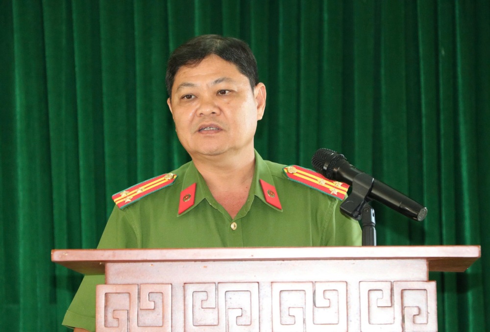 Thượng tá Trần Văn Buôl, Phó Trưởng phòng Cảnh sát điều tra tội phạm về ma túy Công an tỉnh An Giang phát biểu tại hội nghị. Ảnh: Tiến Dũng