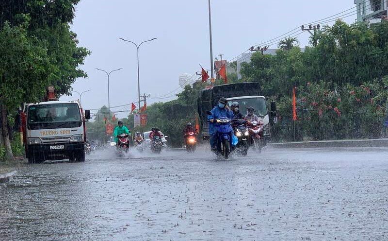 Warning of the risk of localized heavy rain this afternoon and evening May 15 in Quang Ngai, Lam Dong. Photo: Nguyen Linh