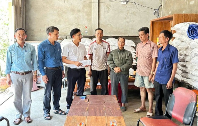 Chính quyền xã Lãnh Ngọc, Đà Nẵng thăm hỏi, hỗ trợ gia đình bị tốc mái nhà sau dông lốc. Ảnh: Trường An