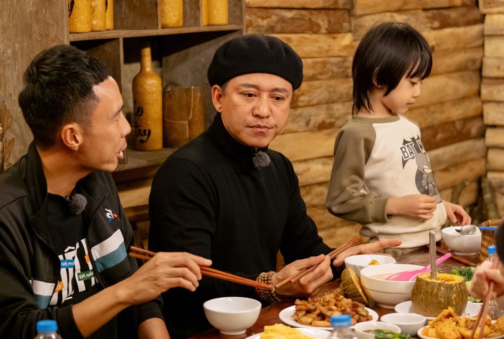 Tuan Hung and his children in the program "Mother is Absent, Dad is Superman". Photo: Producer.