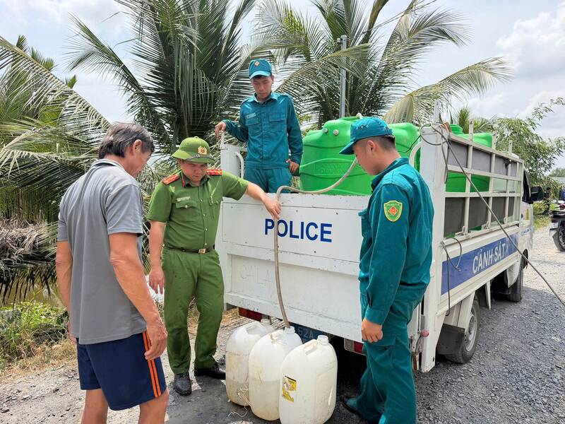 Cadres and soldiers of Vam Co Commune Police (Tay Ninh province) and grassroots security forces wholeheartedly help people. Photo: Ministry of Public Security