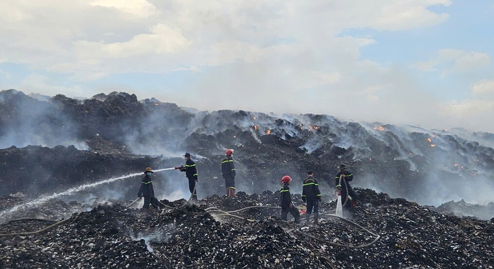 Fire and Rescue Police Force, Quang Ngai Provincial Police deploy vehicles and personnel to control the fire at the landfill. Photo: Y Thu