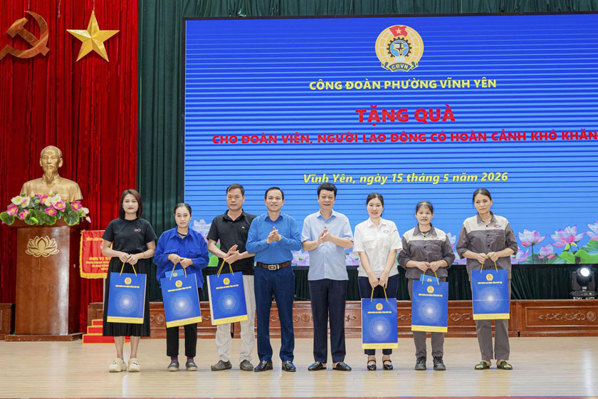 Công đoàn phường Vĩnh Yên trao quà quà cho công nhân lao động có hoàn cảnh khó khăn.