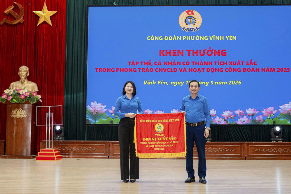 Ông Đỗ Ngọc Anh - Phó chủ tịch LĐLĐ tỉnh Phú Thọ trao TRao cờ thi đua năm 2025 của Tổng LĐLĐ Việt Nam cho CĐCS Bệnh Viện Sản Nhi Vĩnh Phúc 