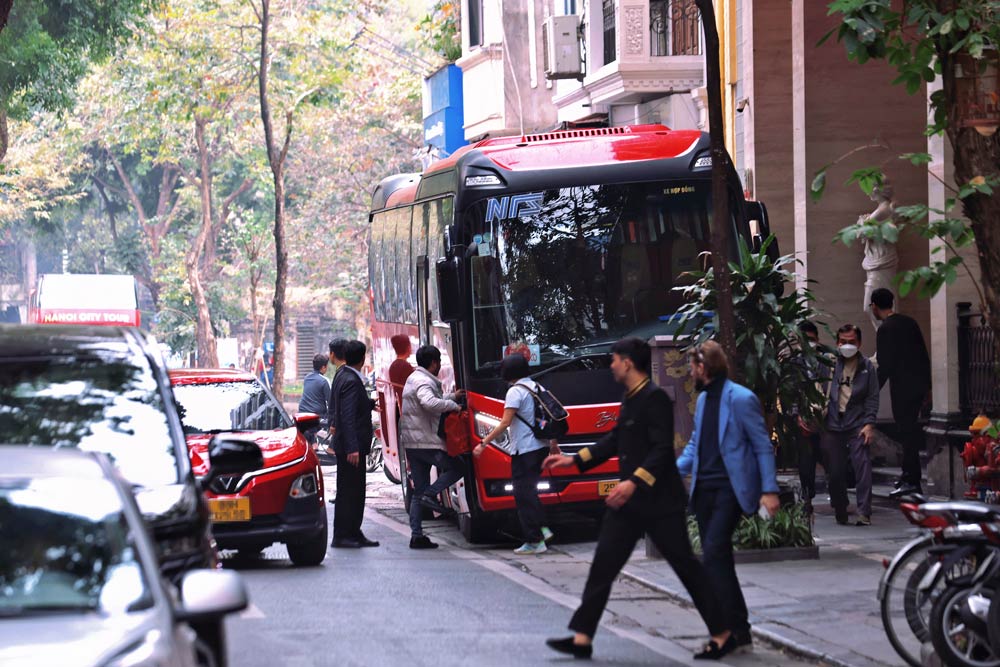 Xe  đón khách du lịch phố cổ Hà Nội. Ảnh: Việt Anh