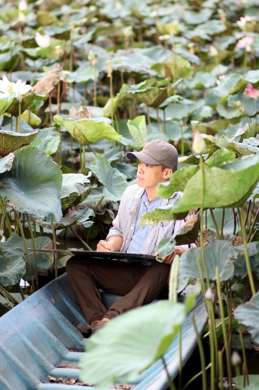 “Non nước thanh bình” không chỉ là triển lãm cá nhân đầu tiên của Vũ Thành Tâm, mà còn là dấu mốc cho hành trình trở lại với hội họa sau nhiều năm bị cuốn vào guồng quay mưu sinh.