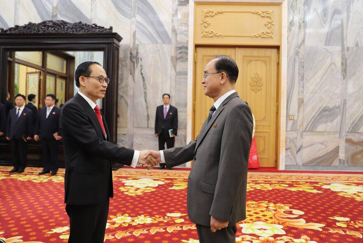 Special Envoy of General Secretary and President To Lam, Comrade Le Hoai Trung - Member of the Politburo, Minister of Foreign Affairs meets with Chairman of the Standing Committee of the Supreme People's Assembly cum Chairman of the Supreme People's Assembly of the Democratic People's Republic of Korea Cho Yong Won. Photo: VNA