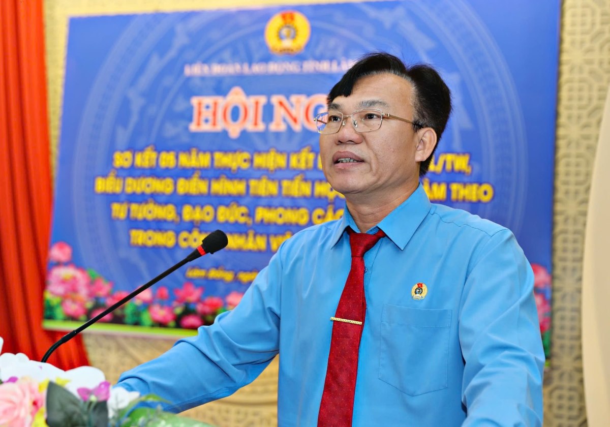 Ông Đoàn Văn Sự - Phó Chủ tịch Liên đoàn Lao động tỉnh phát biểu đánh giá tại hội nghị. Ảnh: Quang Hùng