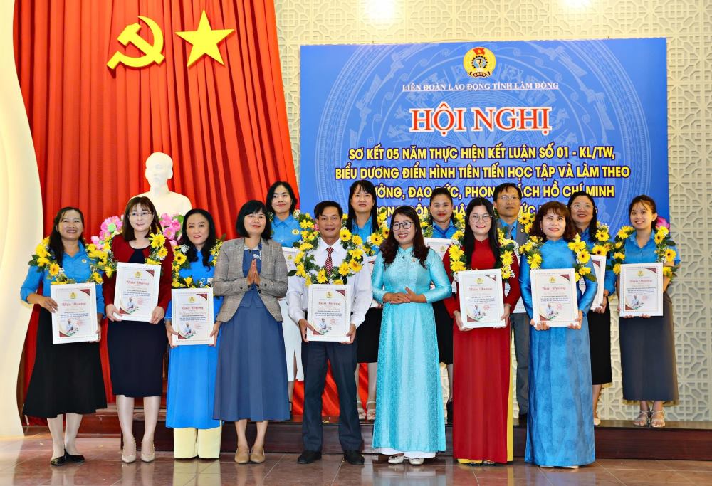 Biểu dương các cá nhân điển hình tiên tiến. Ảnh: Quang Hùng