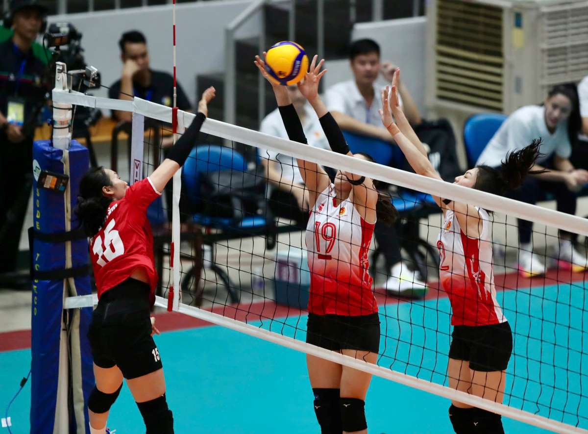 Đội Binh chủng Thông tin có những pha bám chắn hiệu quả ở cuối set 3, để ngược dòng giành chiến thắng 25-22. Ảnh: Duy Nam