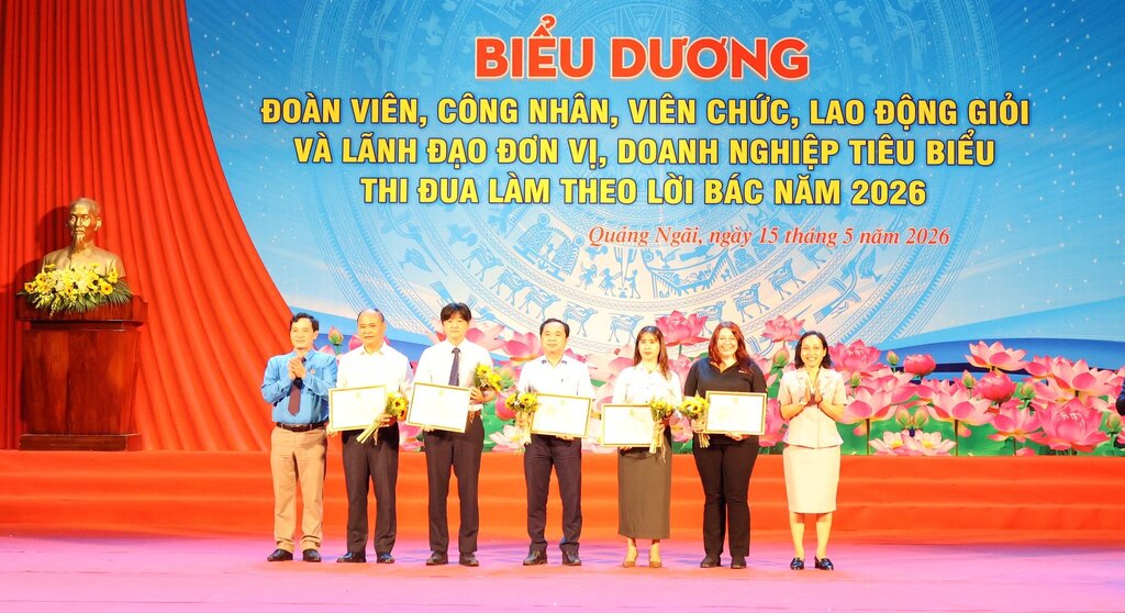 Lãnh đạo LĐLĐ tỉnh trao Bằng khen của LĐLĐ tỉnh cho 6 lãnh đạo đơn vị, doanh nghiệp tiêu biểu. Ảnh: Đông Giang