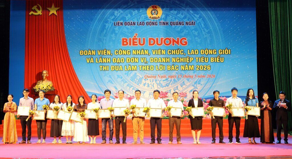 Trao Bằng khen của LĐLĐ tỉnh cho các đoàn viên công nhân, viên chức, lao động giỏi. Ảnh: Đông Giang