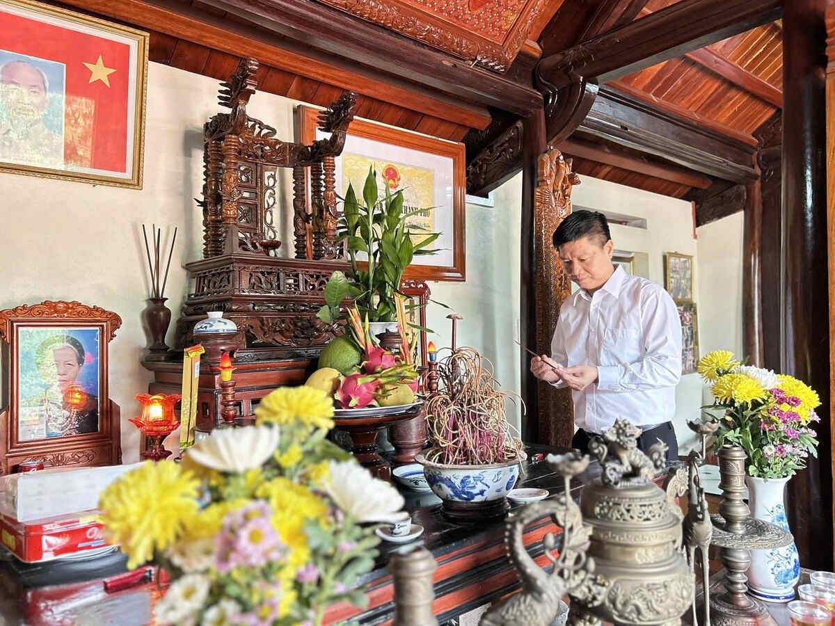 Lãnh đạo UBND phường Lê Ích Mộc dâng hương tại Di tích Cơ sở cách mạng kháng chiến chống Pháp - nhà cụ Nguyễn Thị Bầm, TDP Chính Mỹ 6. Ảnh: Thanh Tâm