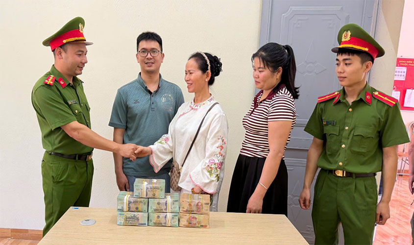 Pac Ta Commune Police witnessed and supported procedures to hand over 2.9 billion VND to Ms. Do Thi Ut Bon. Photo: Lai Chau Police
