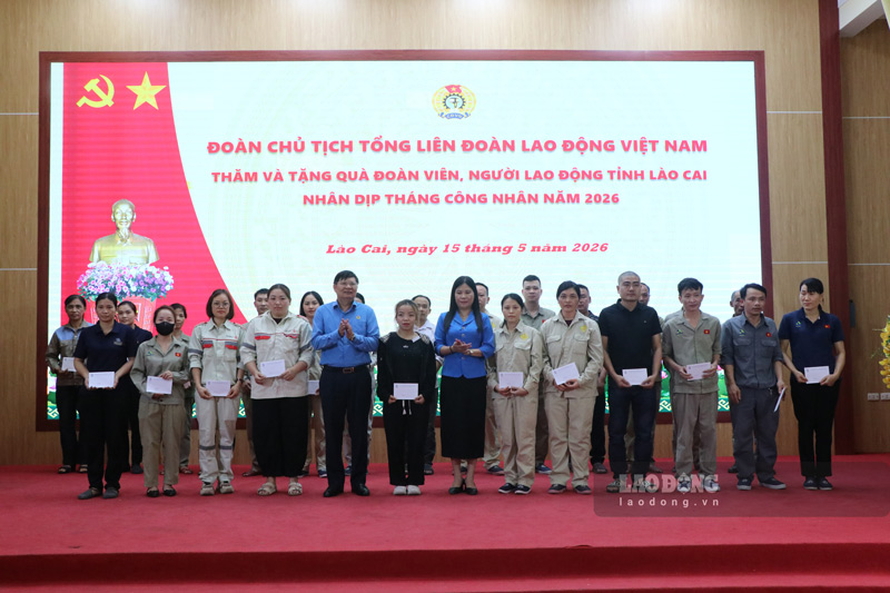 Phó Chủ tịch TLĐLĐVN Phan Văn Anh và Chủ tịch LĐLĐ tỉnh Lào Cai Nguyễn Thị Bích Nhiệm tặng quà công nhân, người lao động. Ảnh: Tân Văn