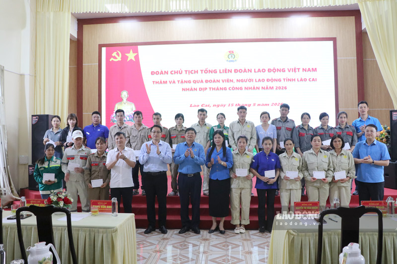 Vice President of the Vietnam General Confederation of Labor Phan Van Anh (6th from the left, top row) takes souvenir photos with workers and laborers. Photo: Tan Van