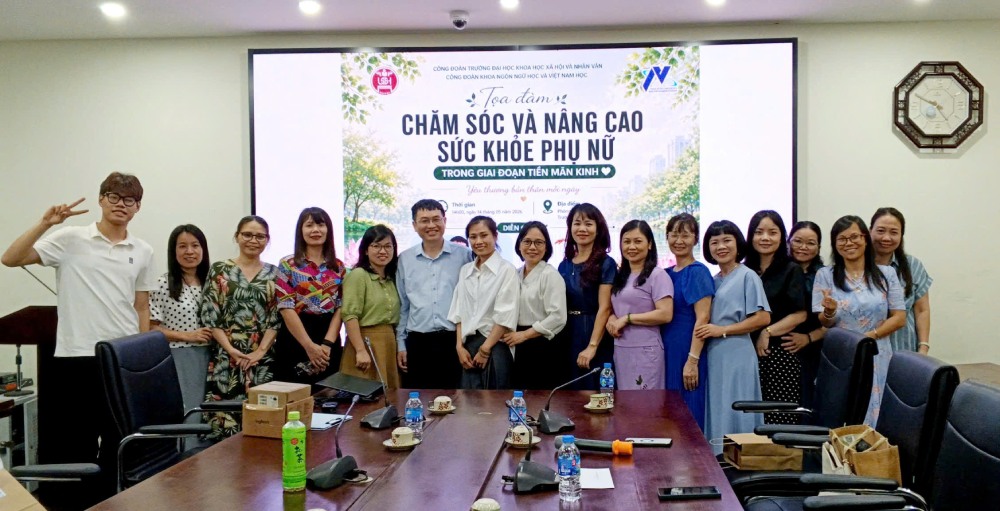 The Trade Union of the University of Social Sciences and Humanities has just organized a seminar to improve the health of women in the premenopause stage. Photo: Lo Hang - Mai Chi