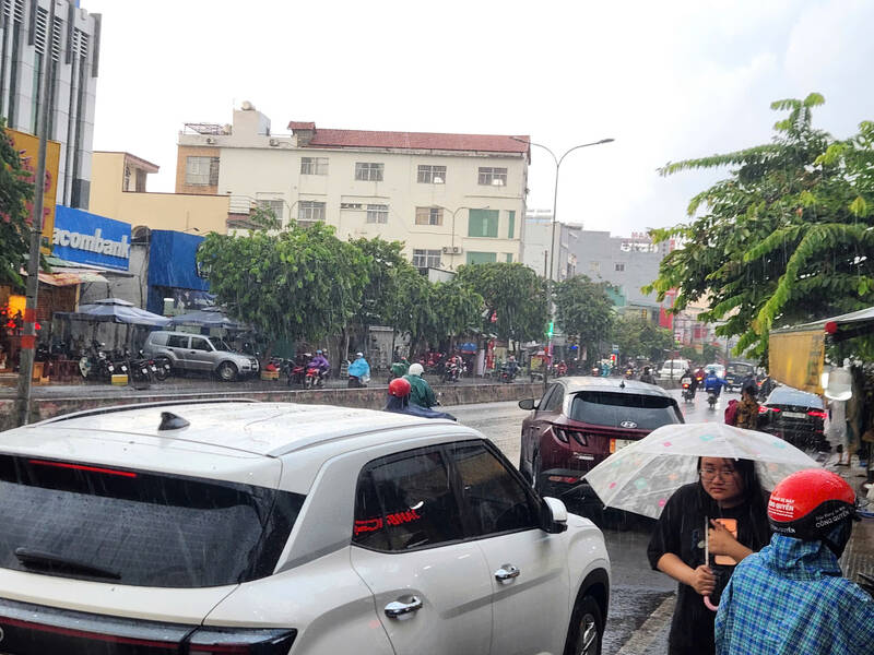 người dân chật vật di chuyển