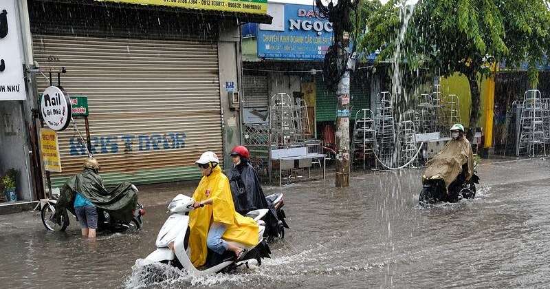 Mưa lớn gây ngập lụt nhiều nơi ở TP.HCM