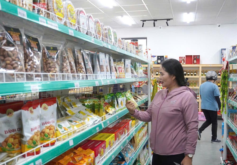 The Trade Union of Ngu Hanh Son Ward, Da Nang City, in coordination with Duc Nguyen Investment and Development Co., Ltd., organized the opening program of the "Trade Union Member Welfare Sales Point". Photo: Ngu Hanh Son Trade Union