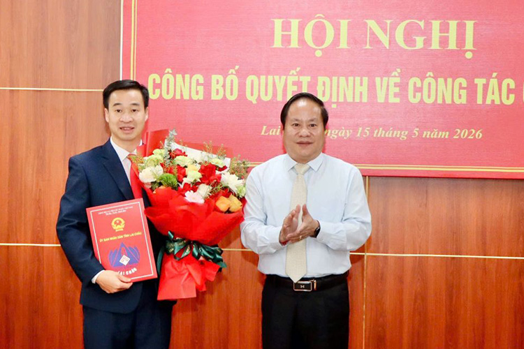Mr. Tong Thanh Hai presents the decision and flowers to congratulate the new Deputy Director of the Department of Home Affairs. Photo: Lai Chau Provincial People's Committee