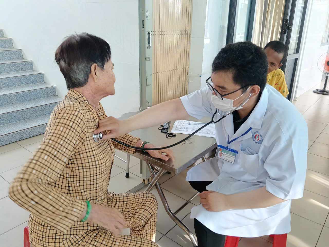 Khám sức khoẻ tại Trung tâm bảo trợ xã hội tỉnh Cà Mau. Ảnh: Nhật Hồ.