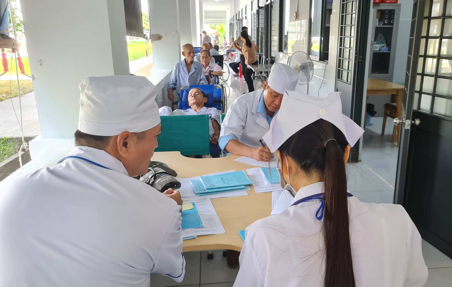 Khám sức khoẻ tại Trung tâm bảo trợ xã hội tỉnh Cà Mau. Ảnh: Nhật Hồ.