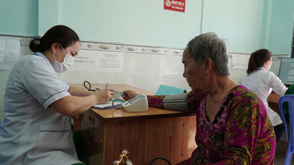 Khám sức khoẻ cho các đối tượng lớn tuổi tại phường Tân Thành, Cà Mau. Ảnh: Nhật Hồ.