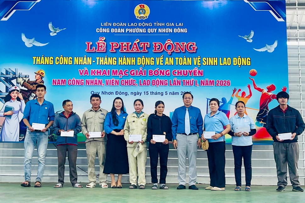 Trao quà cho đoàn viên, người lao động tại lễ phát động. Ảnh: Hoài Phương