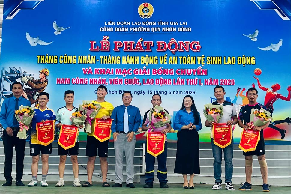 Tặng cờ lưu niệm cho các đội tham gia giải bóng chuyền. Ảnh: Hoài Phương