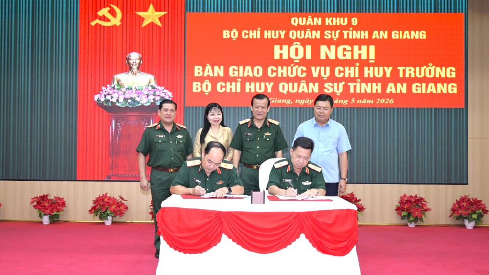 Major General Nguyen Van Nganh and Major General Nguyen Van Hung sign the handover minutes of the position of Commander of the Military Command of An Giang province. Photo: Phuong Vu