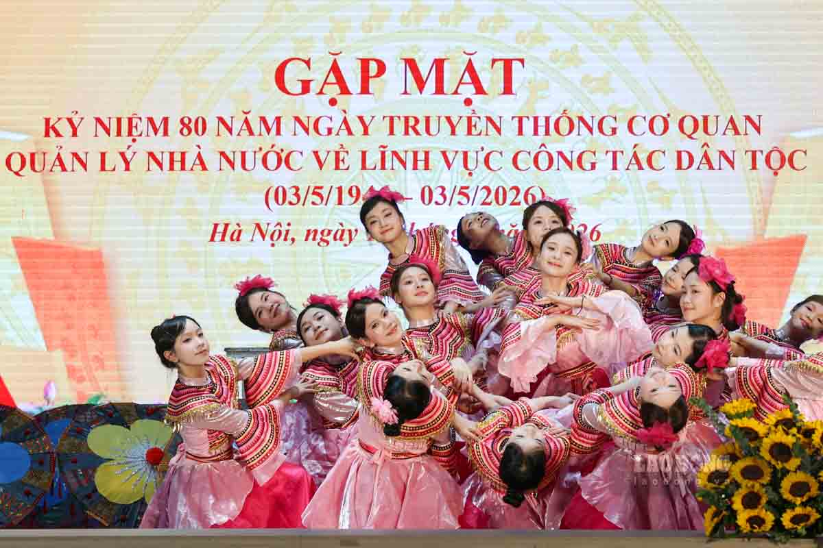 A singing and dancing performance to celebrate the 80th anniversary of the ethnic minority affairs sector. Photo: Hai Nguyen