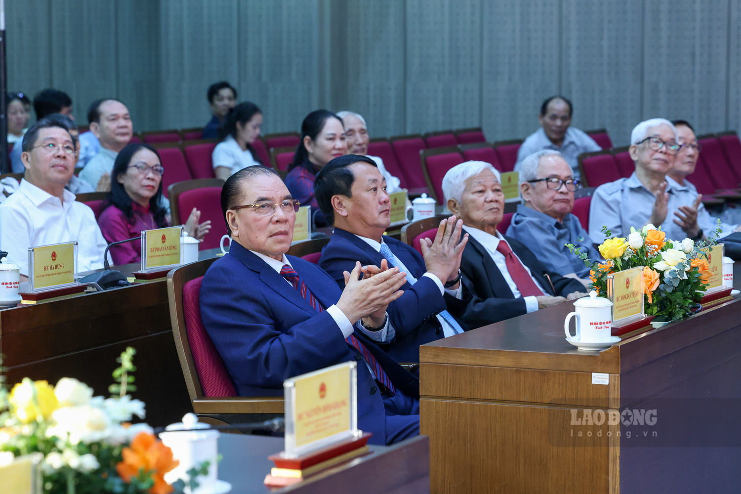 đồng chí Nông Đức Mạnh, nguyên Tổng Bí thư BCH Trung ương Đảng Cộng sản Việt Nam, nguyên Trưởng ban Dân tộc Trung ương; đồng chí Hầu A Lềnh