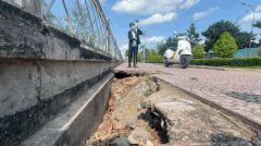 The Co Chien river embankment line currently records more than 1km of subsidence. Photo: Hoang Loc