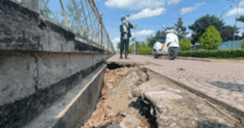 Hơn 1km bờ sông Cổ Chiên sụt lún, mất trộm 800m dây điện
