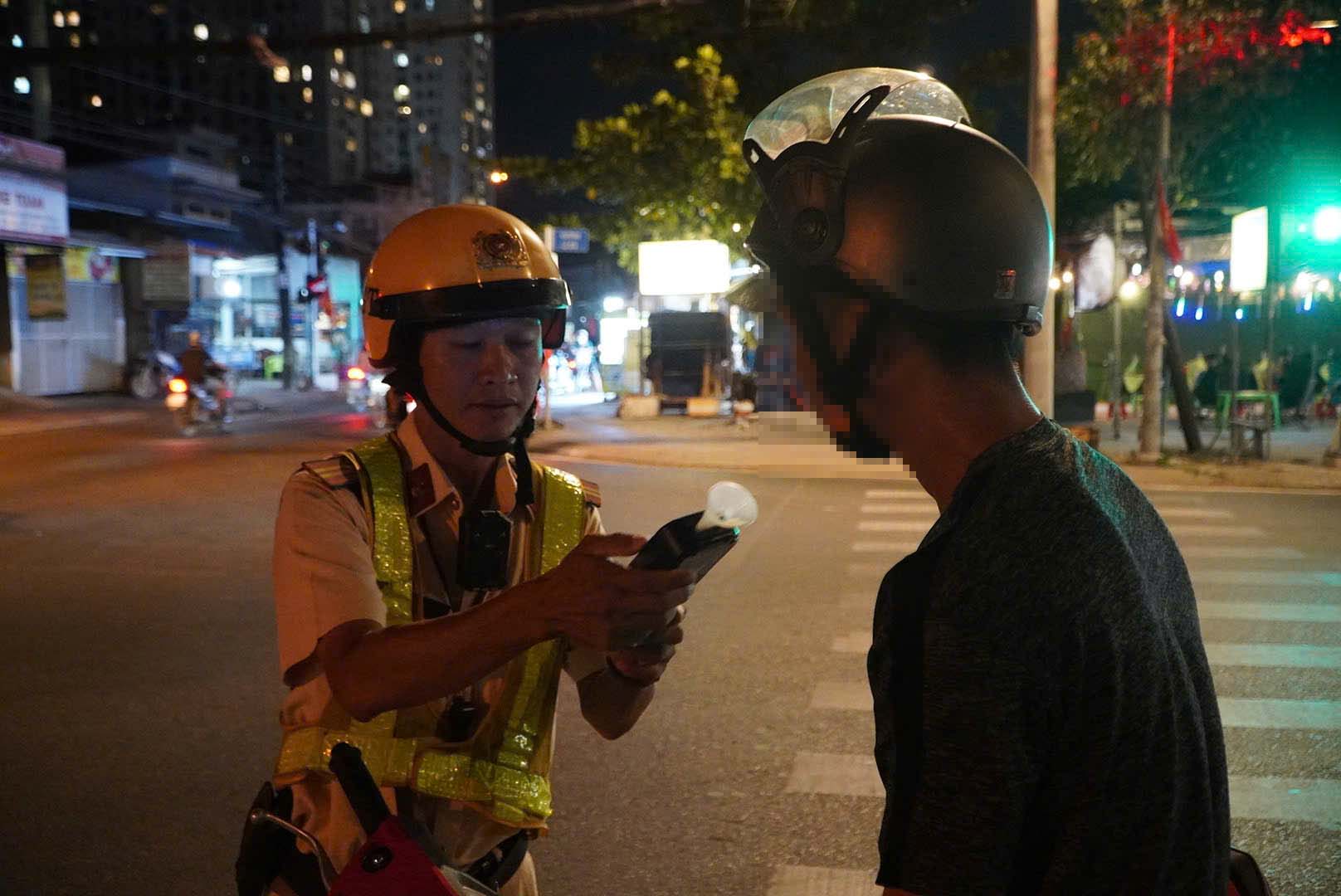 Ho Chi Minh City traffic police open a 45-day and night high point to suppress crime and ensure traffic safety. Photo: PC08