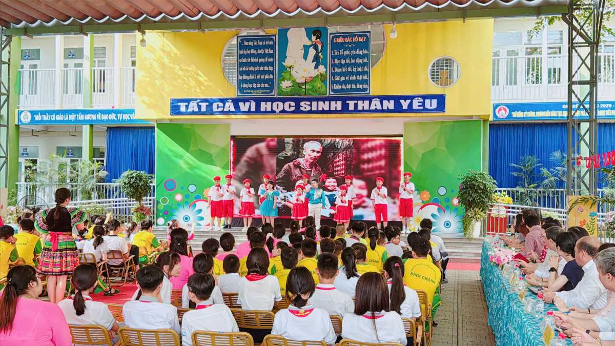 Đông đảo cán bộ quản lý, giáo viên… cùng các em học sinh đang theo học tại các trường Tiểu học và THCS trên địa bàn xã Bình Hưng (TPHCM) tham gia ngày hội. Ảnh: Thanh Thủy