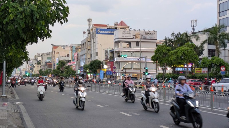 Cảnh thông thoáng khác lạ ở cả 6 làn xe trên đường Cộng Hòa trong giờ tan tầm ngày 15.5. Ảnh: Anh Tú
