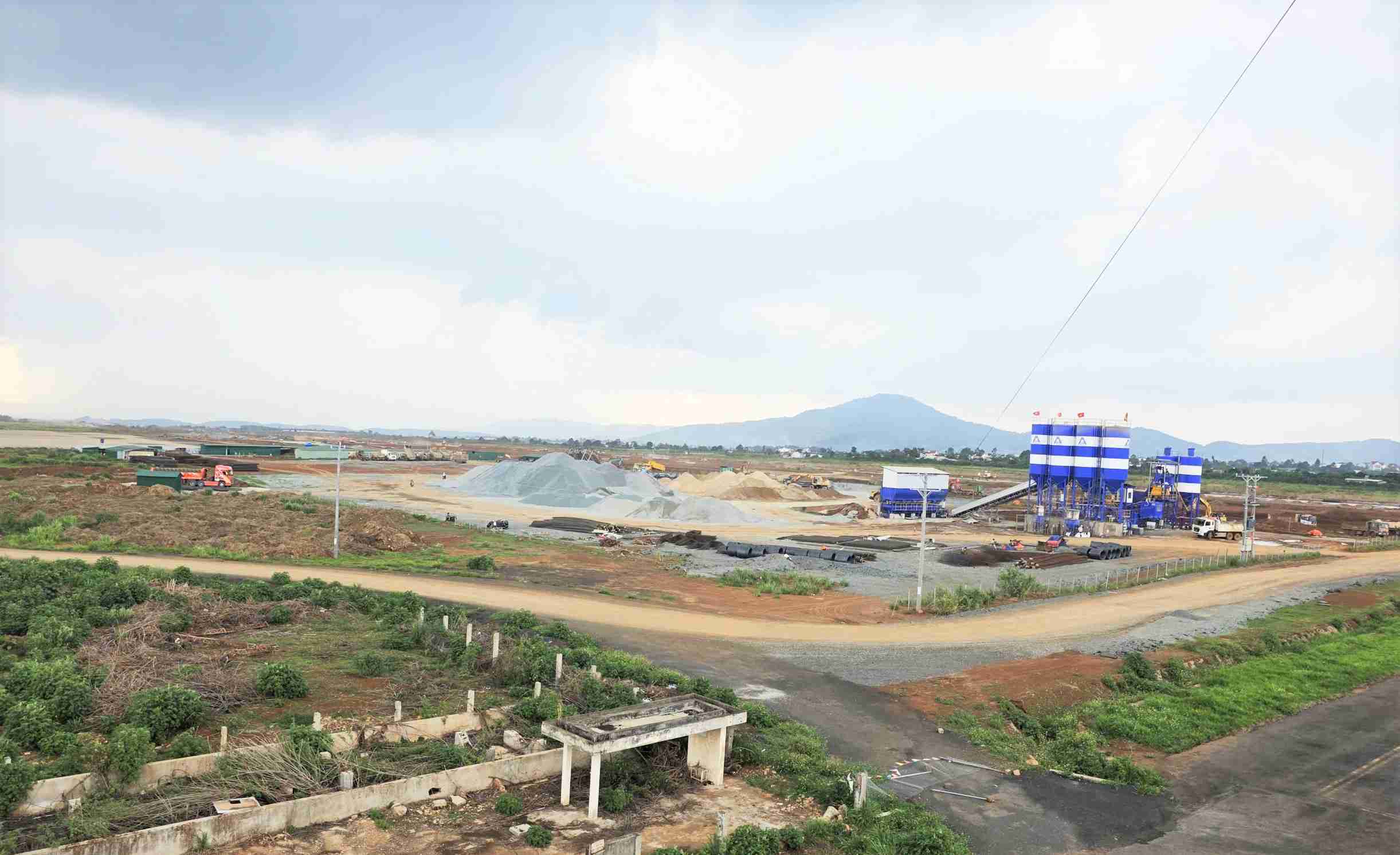 Many construction items at Lien Khuong airport are behind schedule due to lack of materials. Photo: Phuc Khanh