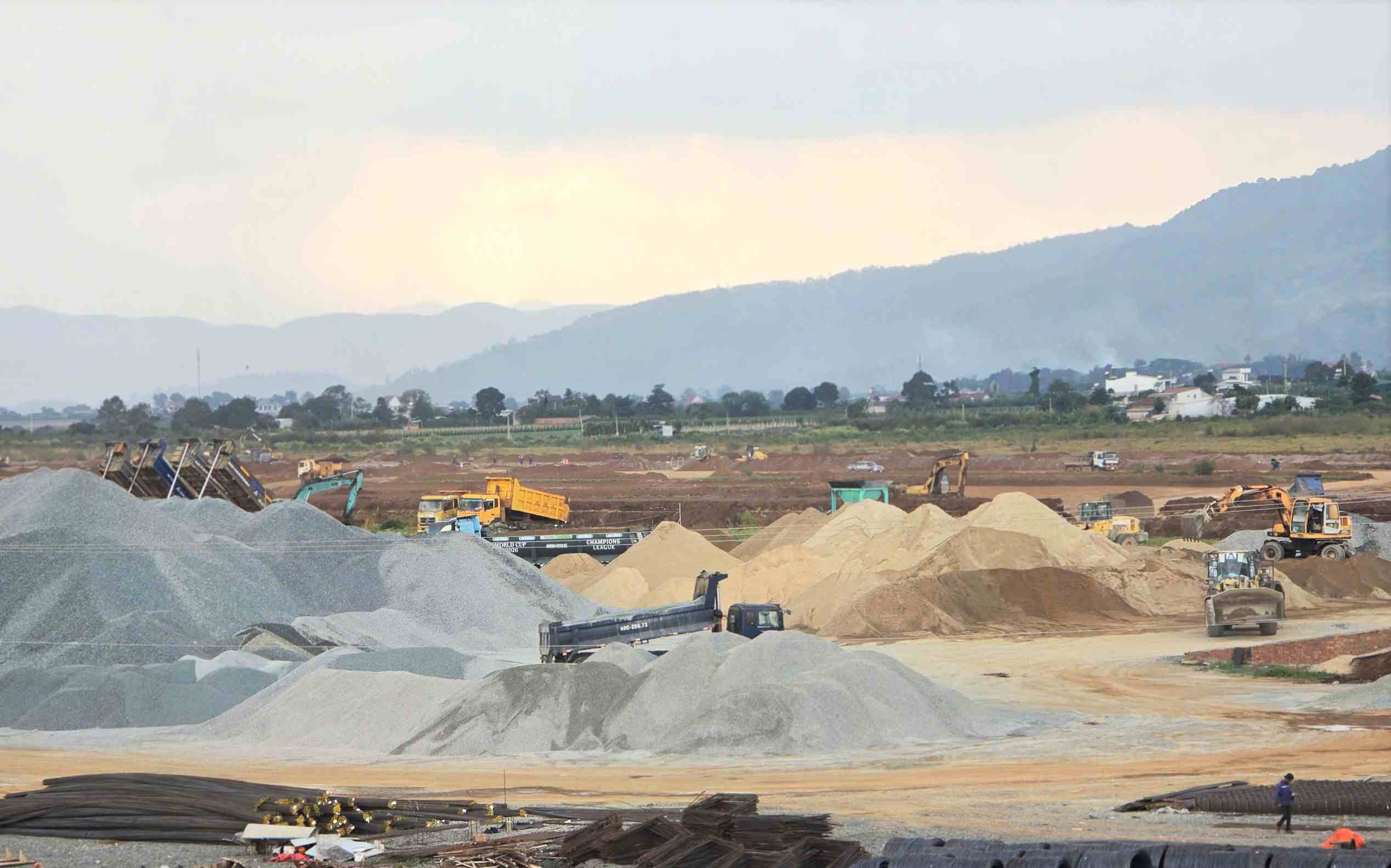 Thiếu vật liệu khiến dự án nâng cấp sân bay Liên Khương gặp khó, nhiều hạng mục chậm tiến độ. Ảnh: Phúc Khánh
