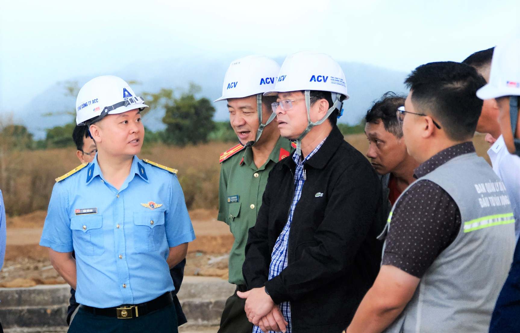 Ông Nguyễn Hồng Hải -  Phó Chủ tịch UBND tỉnh Lâm Đồng đi kiểm tra thực tế tiến độ thi công dự án. Ảnh: Phúc Khánh 